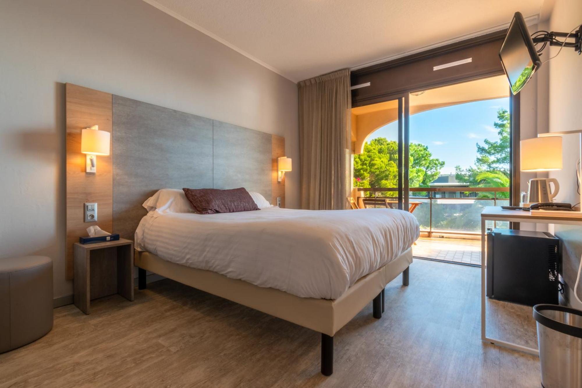 Hotel Bahia Вилньов Любе Екстериор снимка