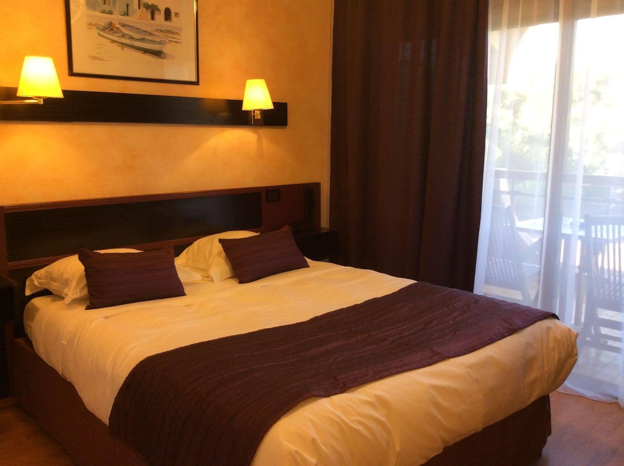 Hotel Bahia Вилньов Любе Екстериор снимка