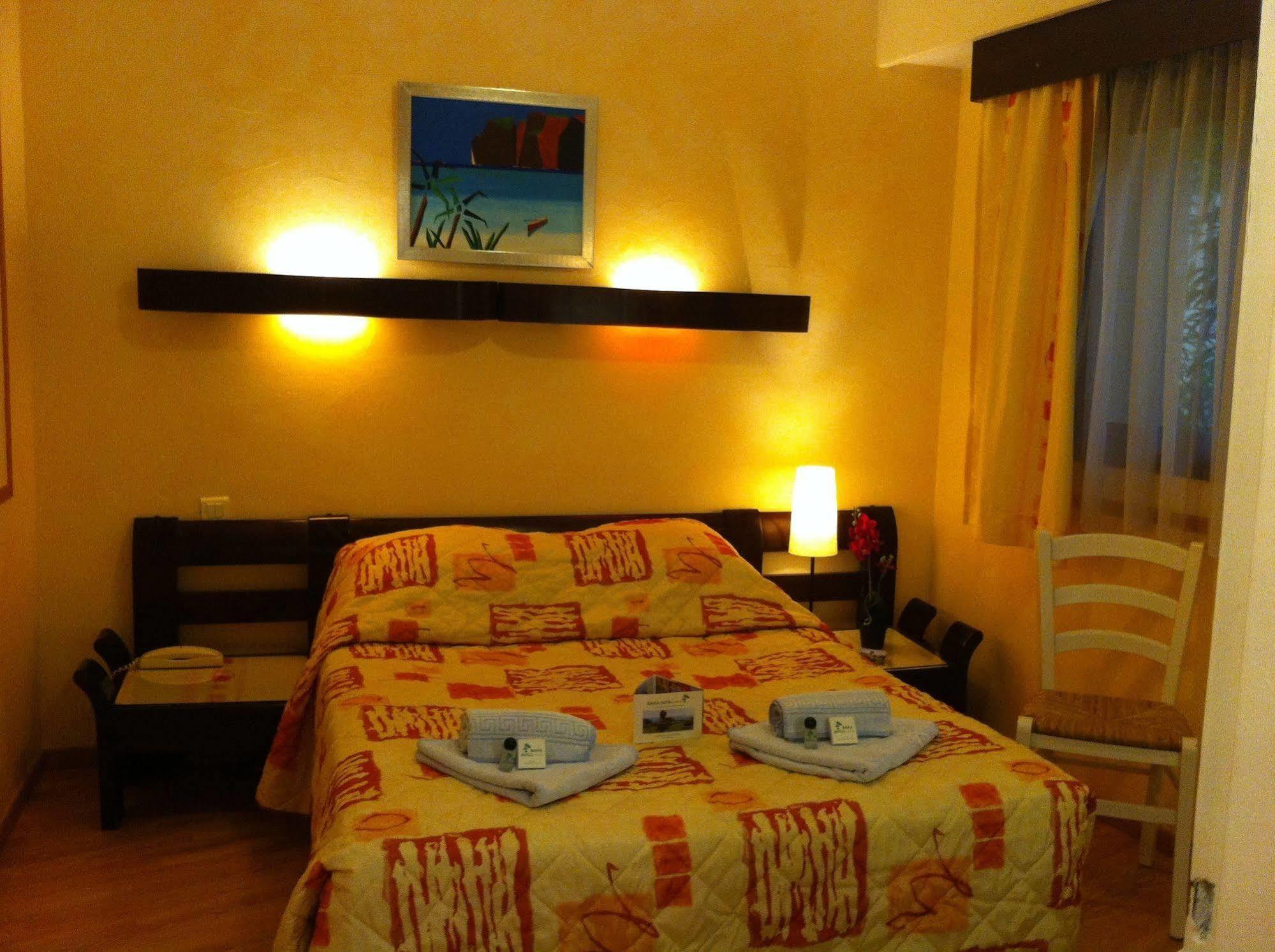 Hotel Bahia Вилньов Любе Екстериор снимка